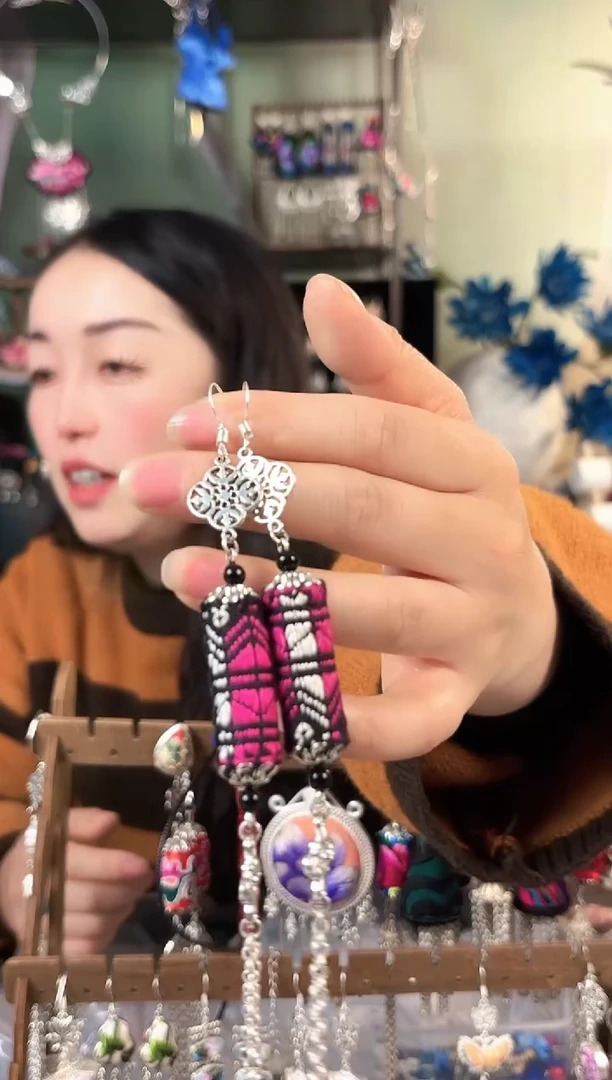 彩云南阁非遗老绣饰品645*