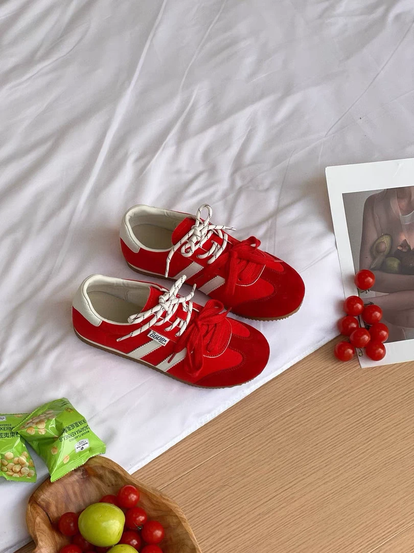 复古德训红平底鞋