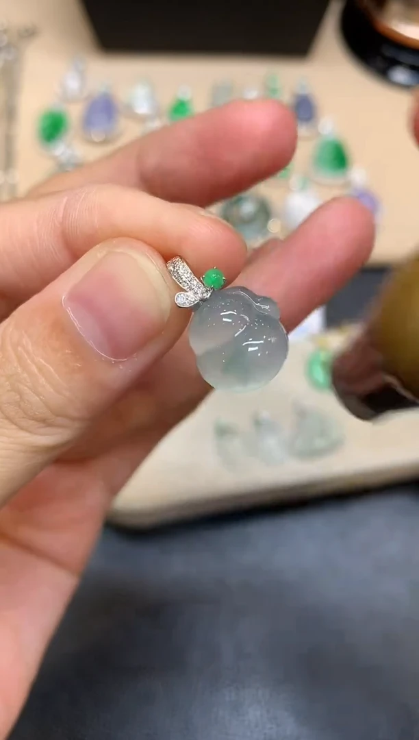 颈饰18K金镶嵌翡翠葫芦【无服务费