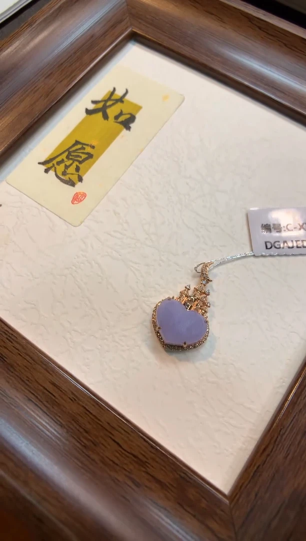 颈饰18K金镶嵌翡翠爱心