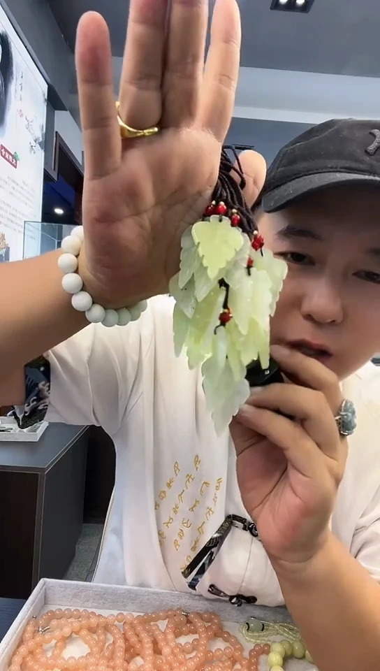 未镶嵌蛇纹石玉颈饰叶