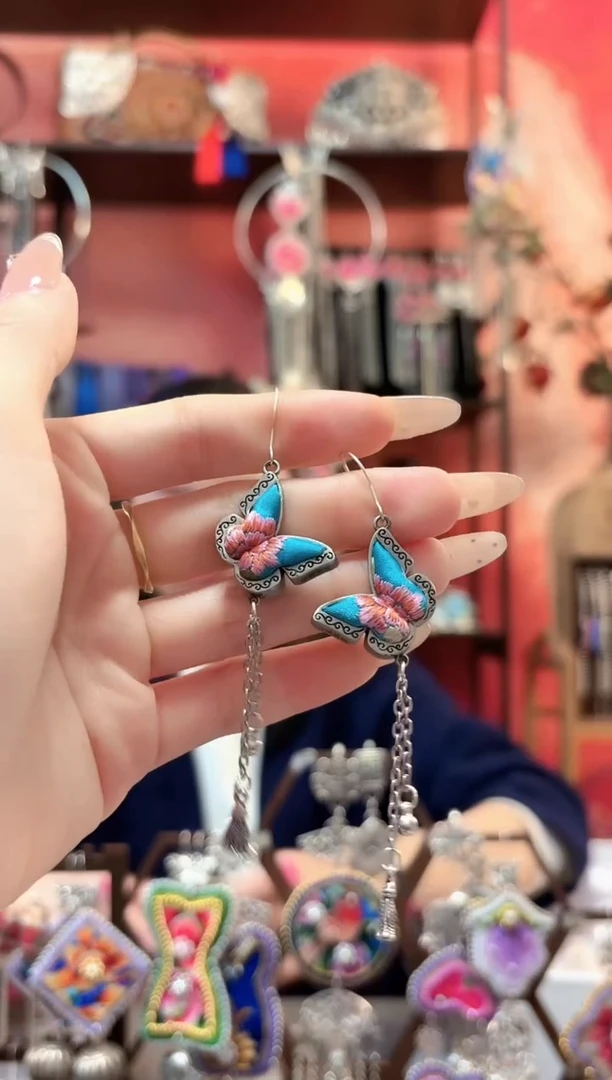 织绣云织谣民族风精美饰品   226