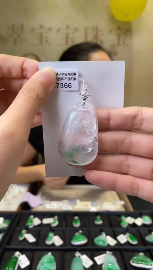 颈饰18K金镶嵌翡翠D7366 如意 含运营费