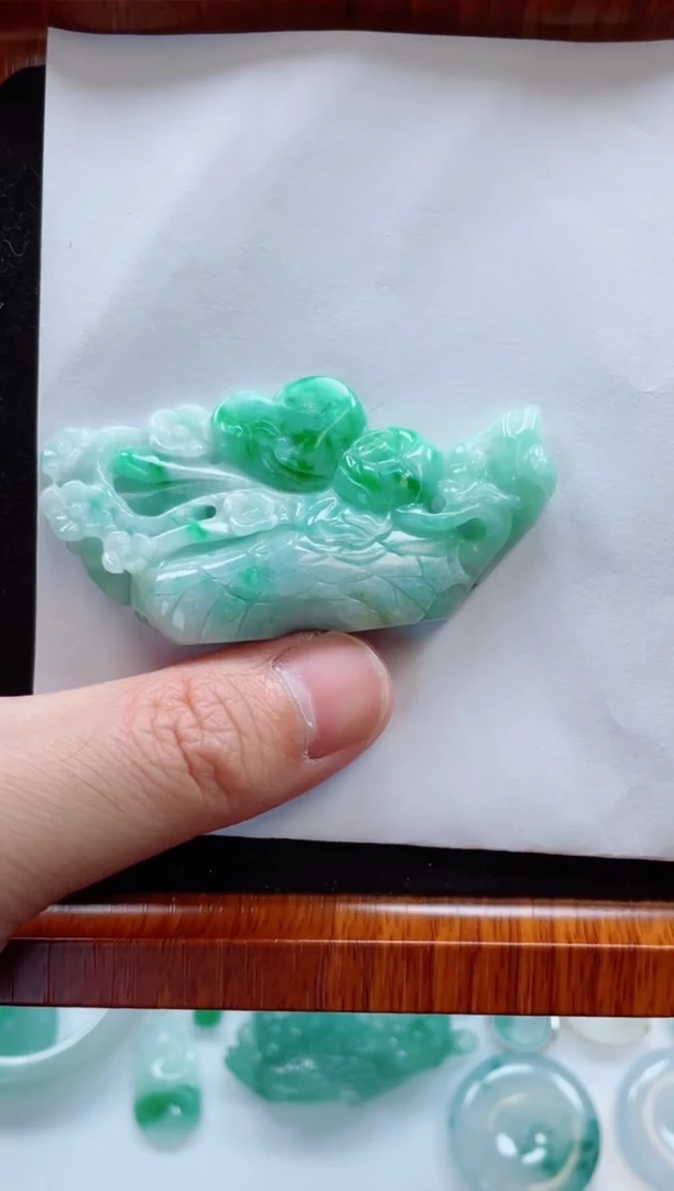 翡翠未镶嵌颈饰牡丹