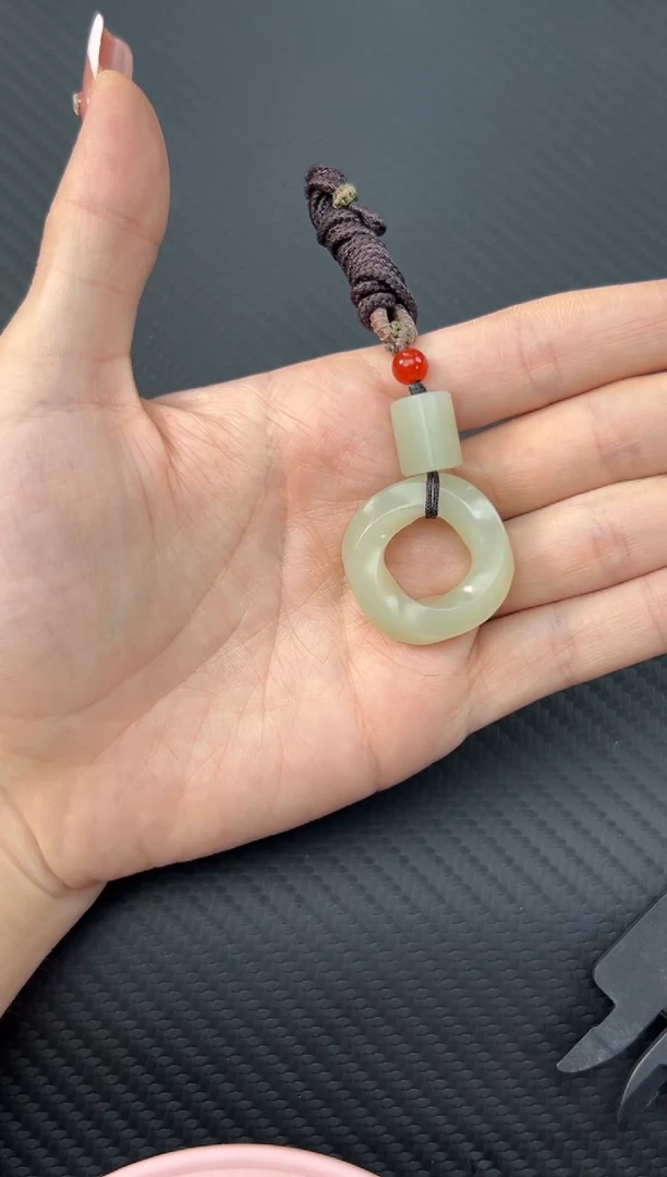 【闪购商品】和田玉吊坠(赠链)未镶嵌于田微色差吊坠