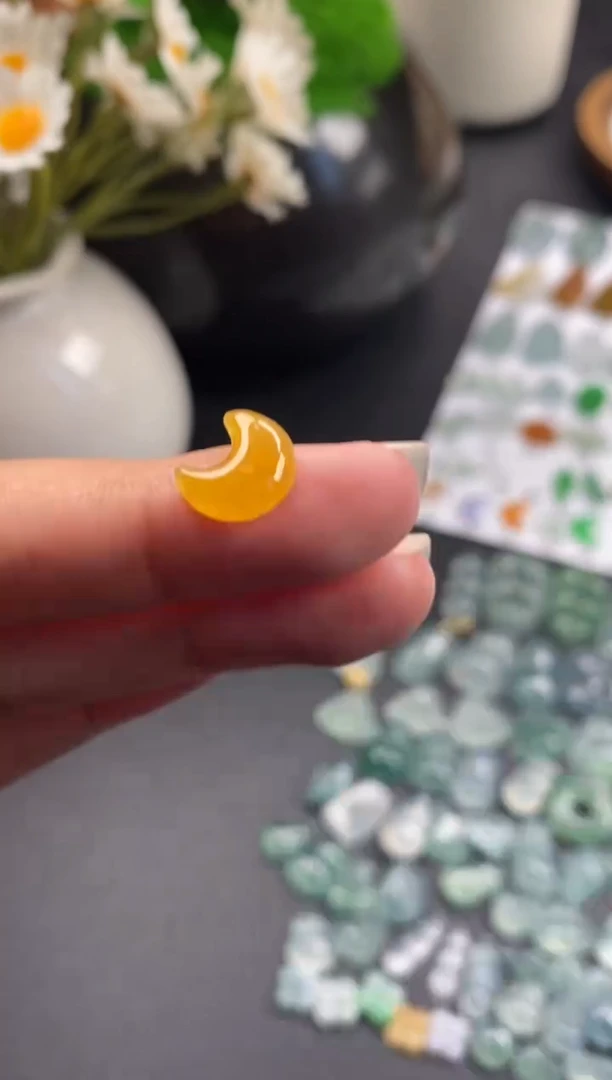 颈饰未镶嵌翡翠冰黄翡月亮