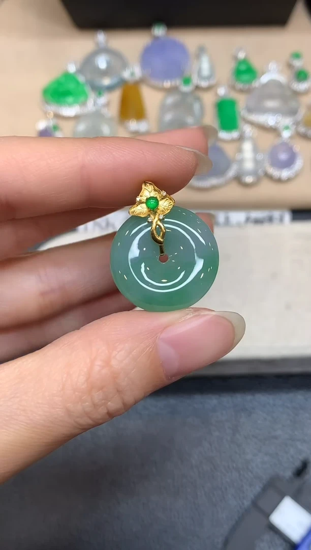 颈饰18K金镶嵌翡翠平安扣【无服务费