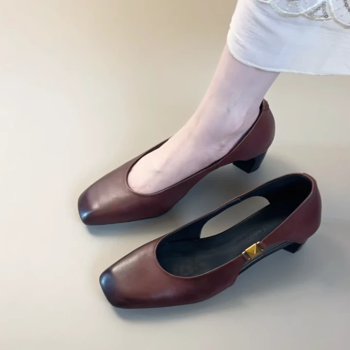 Pokoy-5cm法式复古方头铆钉一字带凉鞋新款百搭粗跟露趾凉鞋