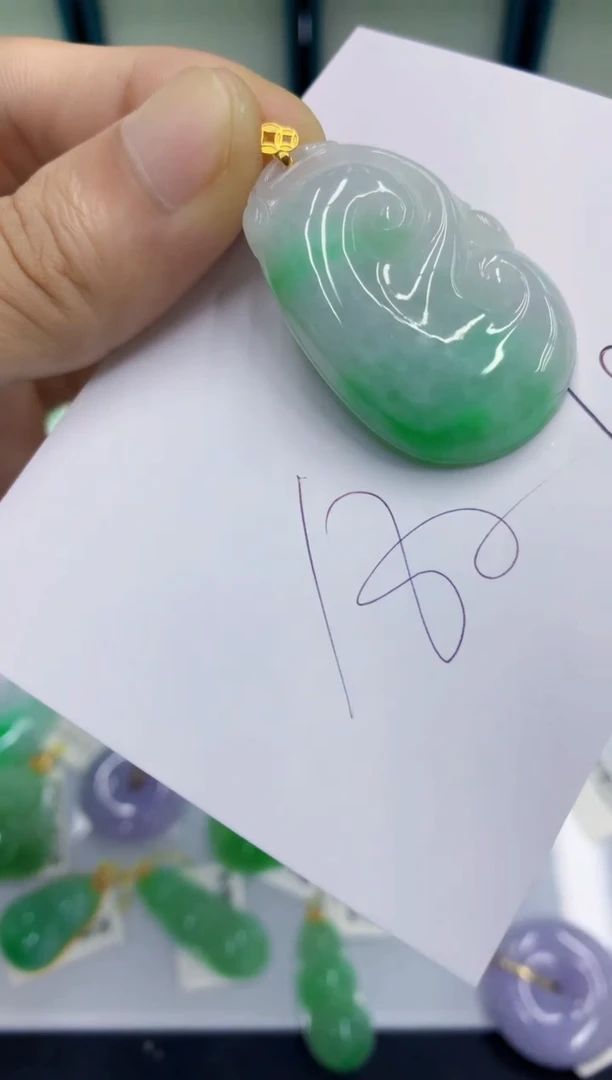翡翠18K金镶嵌颈饰翡翠