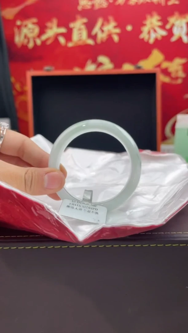 【闪购商品】翡翠手镯未镶嵌11翡翠手镯（微瑕）