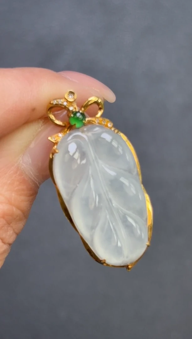 颈饰18K金镶嵌翡翠叶子