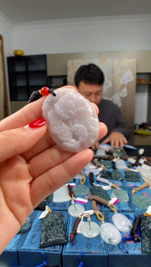 颈饰未镶嵌翡翠  多样性发其一