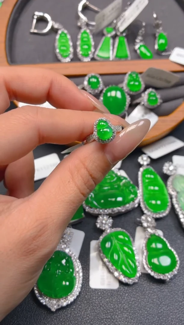 银S925镶嵌翡翠耳饰1