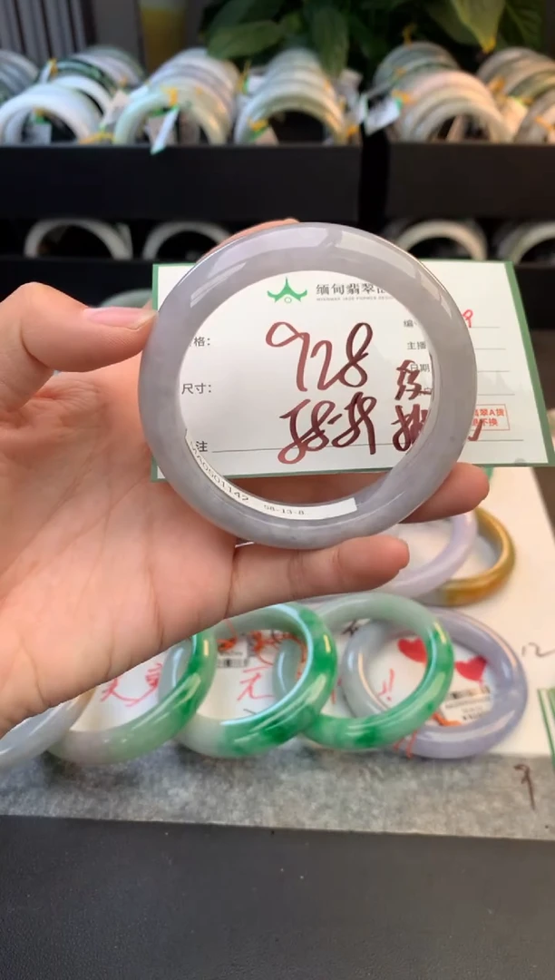 未镶嵌定制翡翠毛货需精细抛光+多人