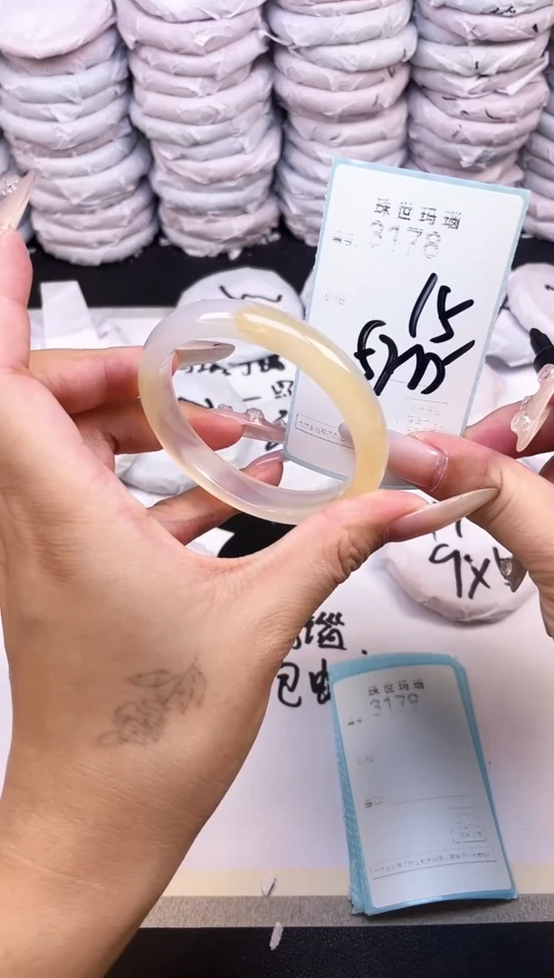 玛瑙/玉髓手镯未镶嵌3178