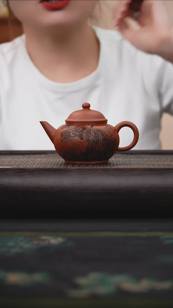 茶壶紫砂红清水 水平 刻绘荷韵