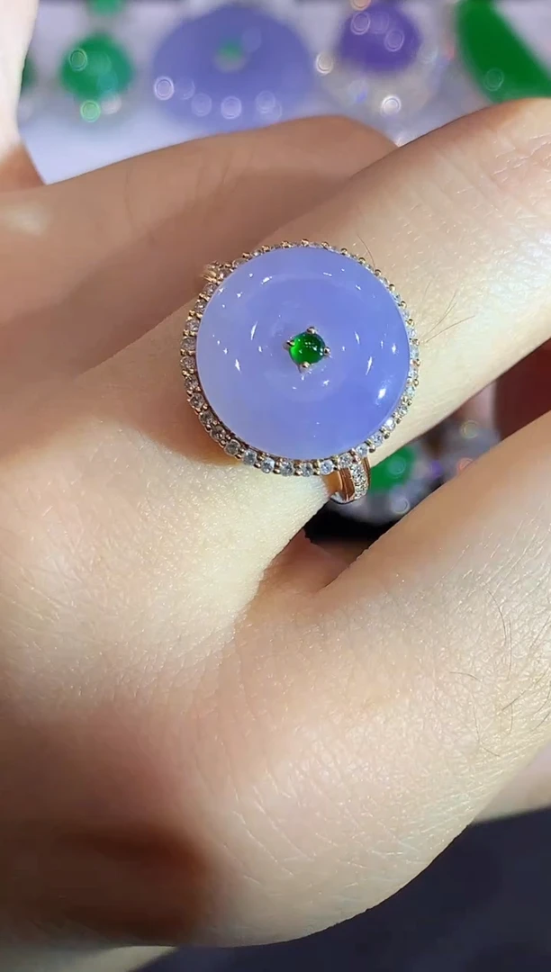 18K金镶嵌戒指翡翠AW多样性发其一