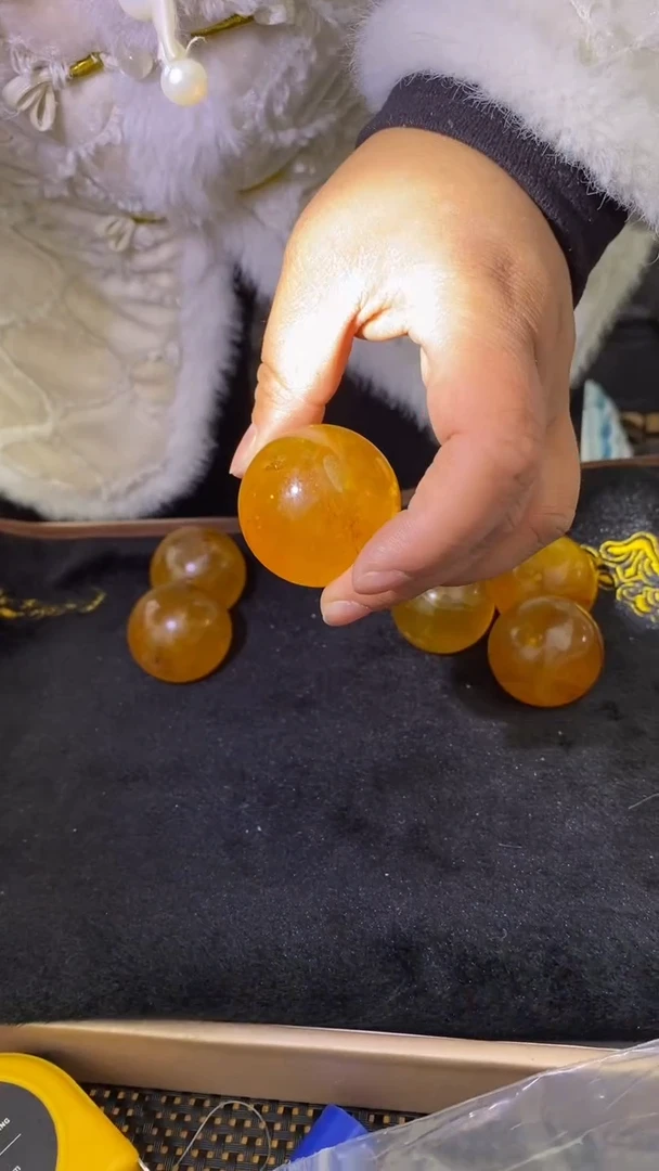 【闪购商品】萤石球未镶嵌黄萤石球D256多样性发其一（不配底座）