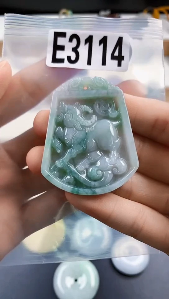 颈饰未镶嵌翡翠天然翡翠吊坠挂件