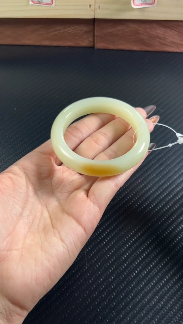 未镶嵌手镯和田玉若羌微色差53k