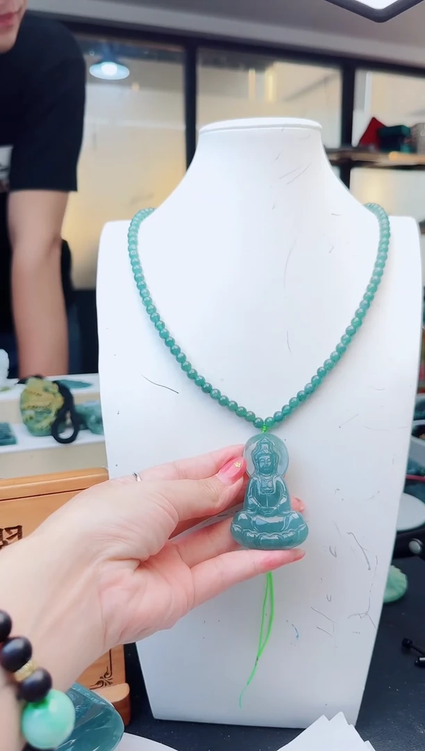 翡翠未镶嵌颈饰多样性发货其中一件