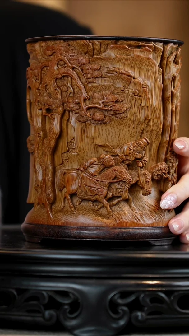 竹小****涯竹雕东山报捷笔筒