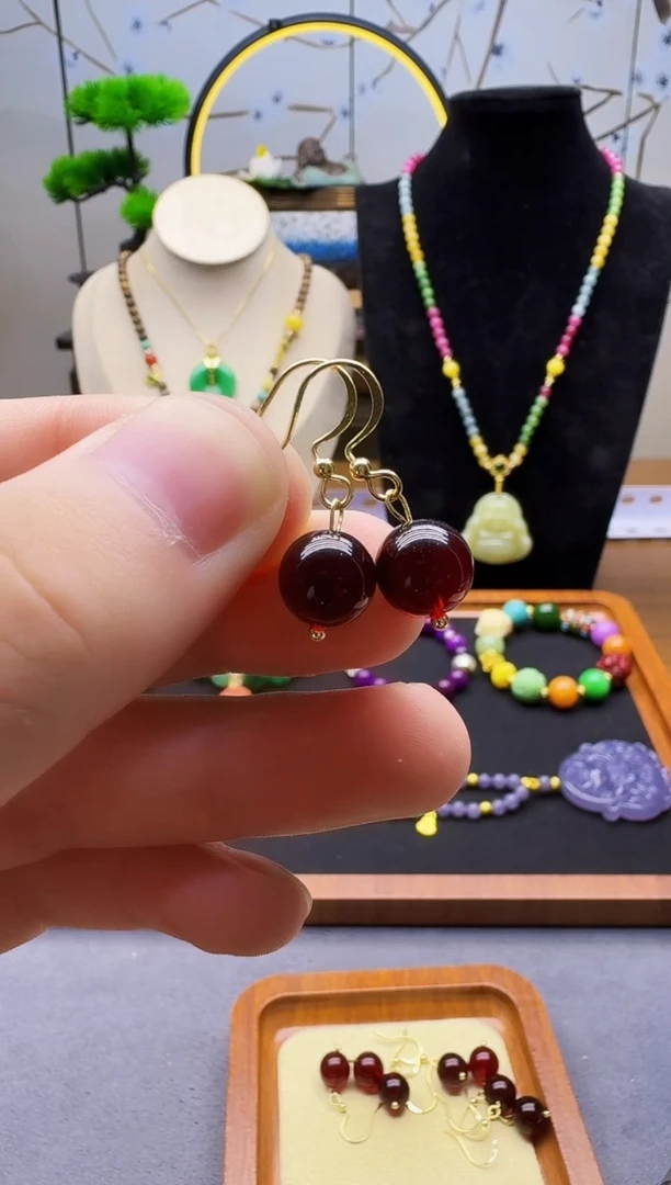 14K金镶嵌血珀耳饰E29