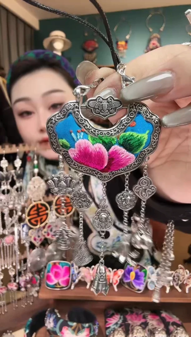 刺绣纯手工民族风刺绣吊坠