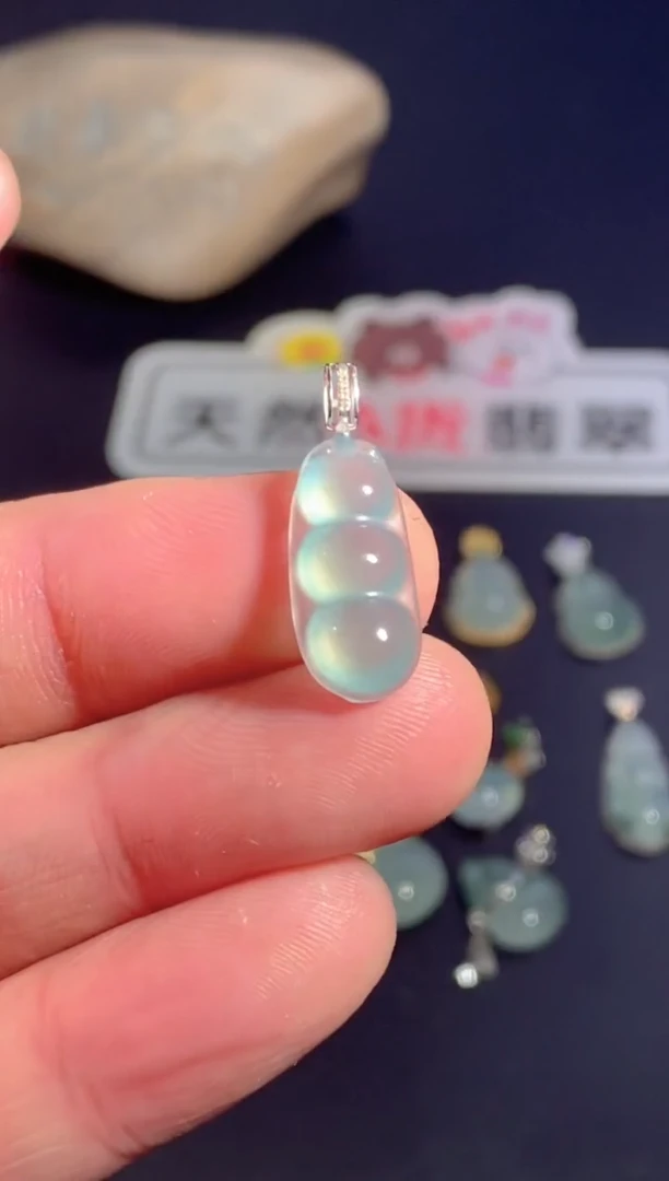 颈饰18K金镶嵌翡翠