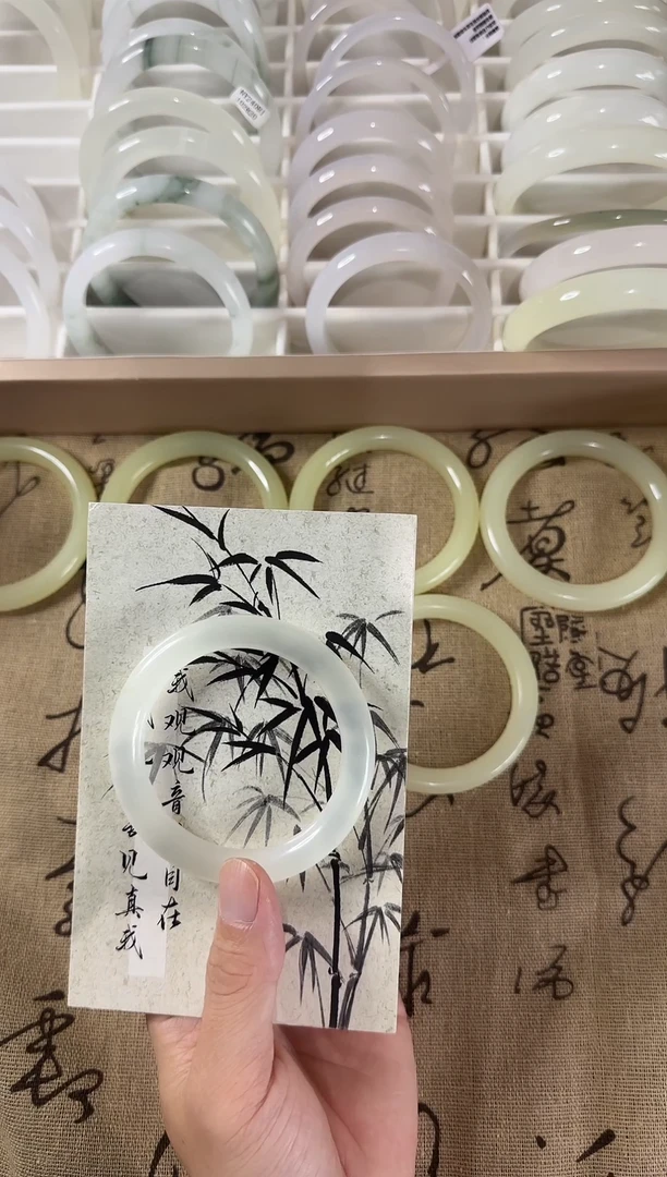 未镶嵌方钠石手镯白月光手镯