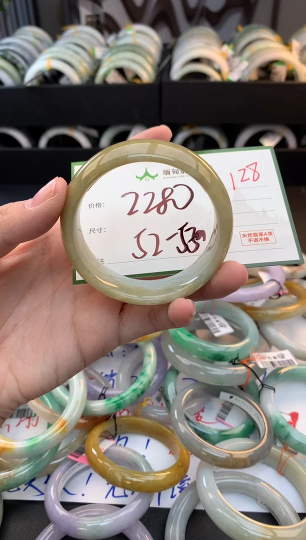 未镶嵌定制翡翠毛货需精细抛光+多人
