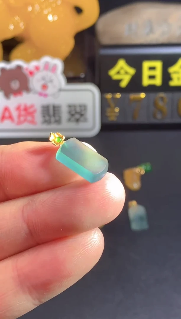 颈饰18K金镶嵌翡翠