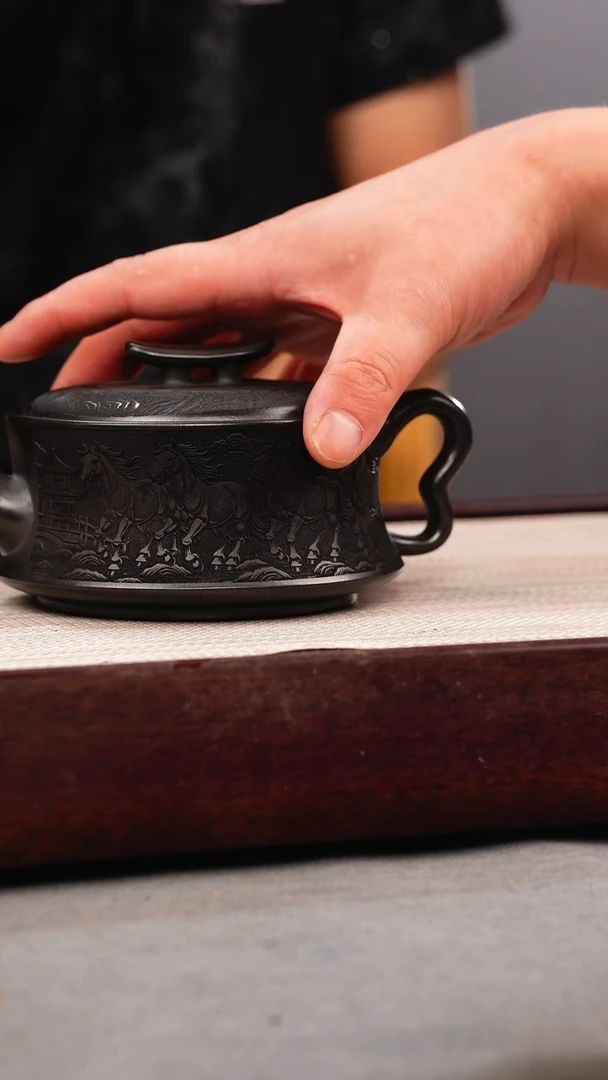 茶壶紫砂石黄 马踏飞燕 刻绘