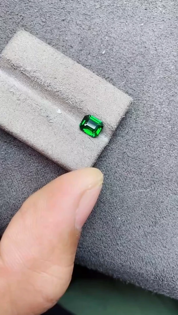未镶嵌裸石石榴石（沙弗莱）八**太1.07ct