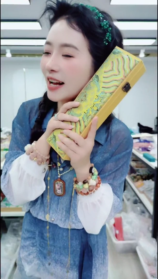 other其他（非贵金属类材质）2477黄长盒子