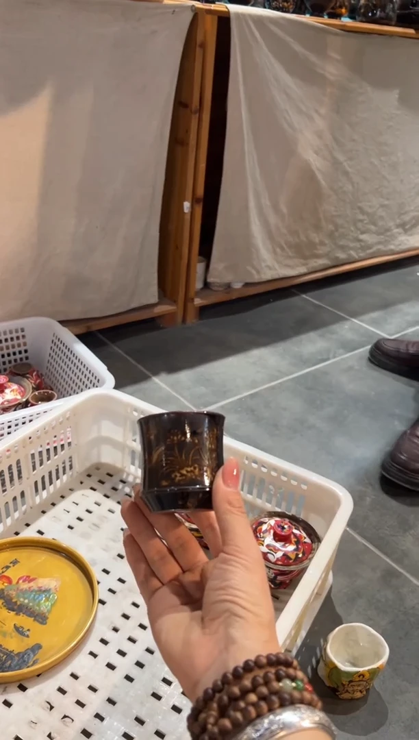 【闪购商品】·········九色鹿杯子红色预定