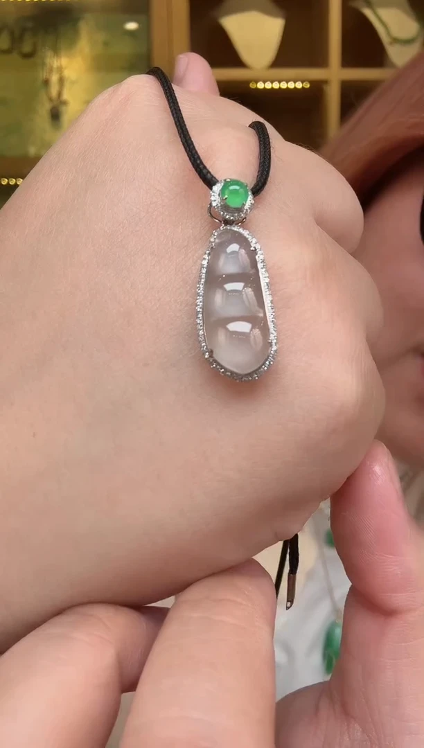 颈饰18K金镶嵌翡翠福豆