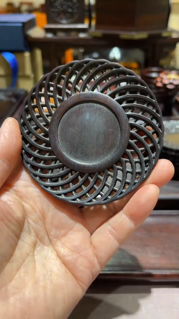 红酸枝木类精品木雕精工细作