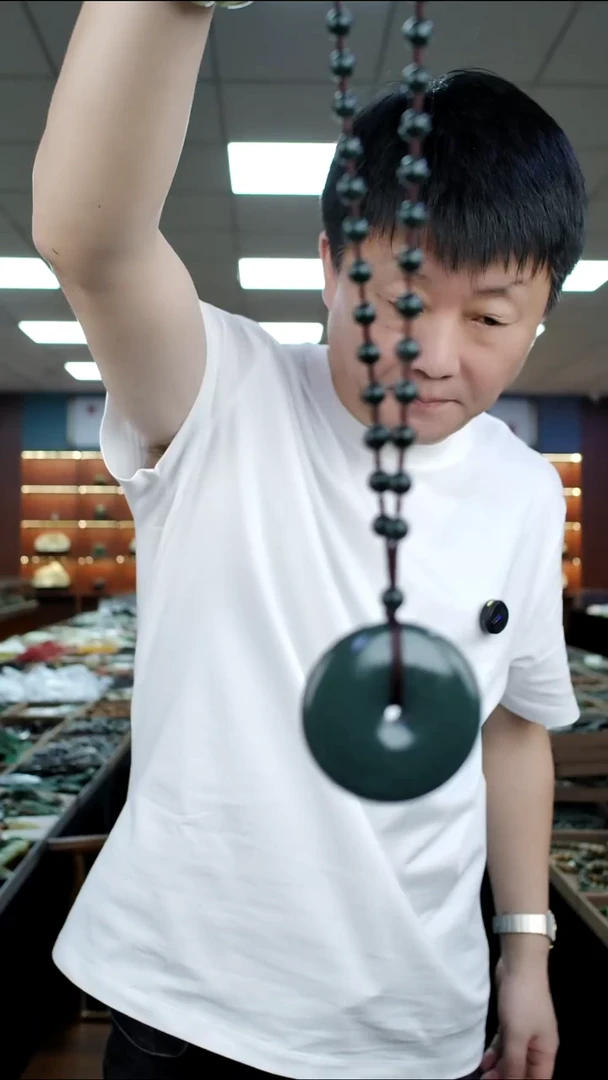 颈饰未镶嵌透闪石质玉吊坠