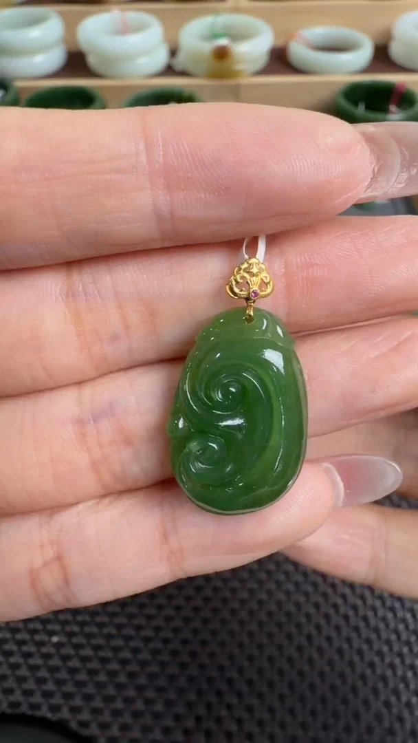 颈饰18K金镶嵌和田玉挂件
