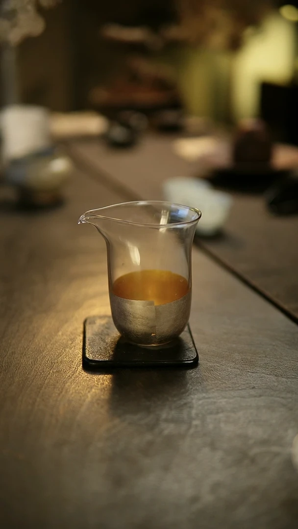 阿眠       沁黄炼金银箔公道杯
