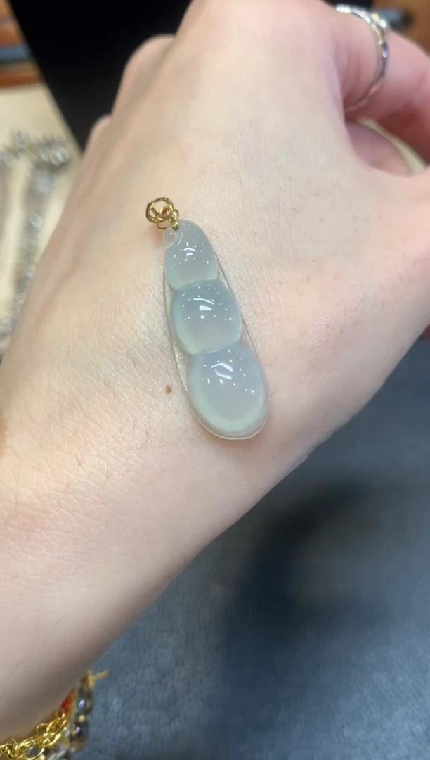 翡翠18K金镶嵌颈饰福豆【无服务费】