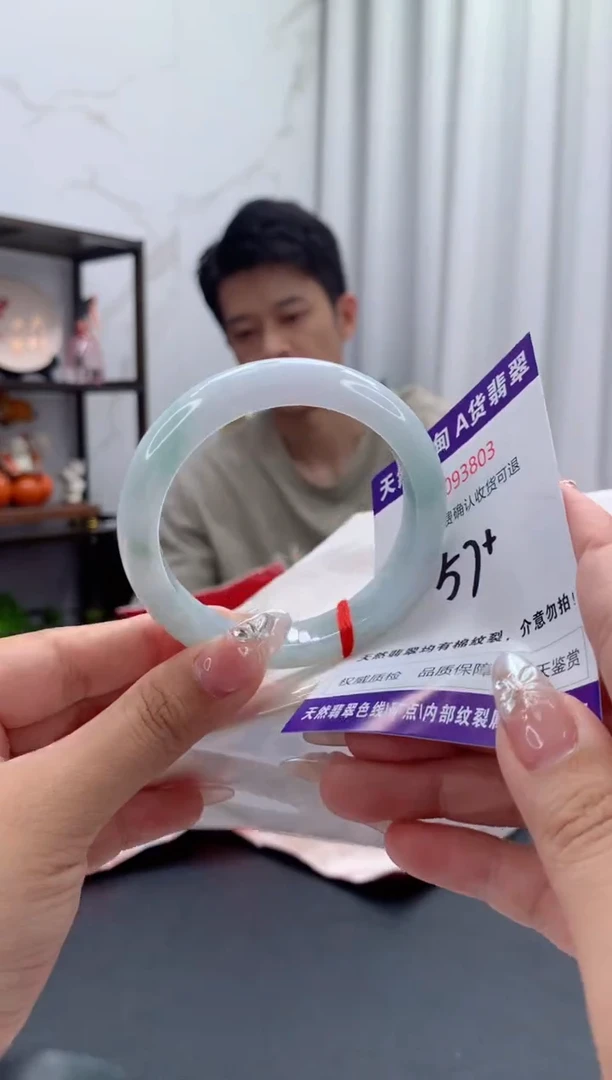 未镶嵌手镯翡翠有纹，完美者勿拍