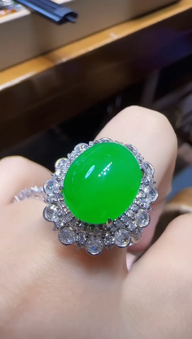 18K金镶嵌戒指翡翠阳****座蛋面