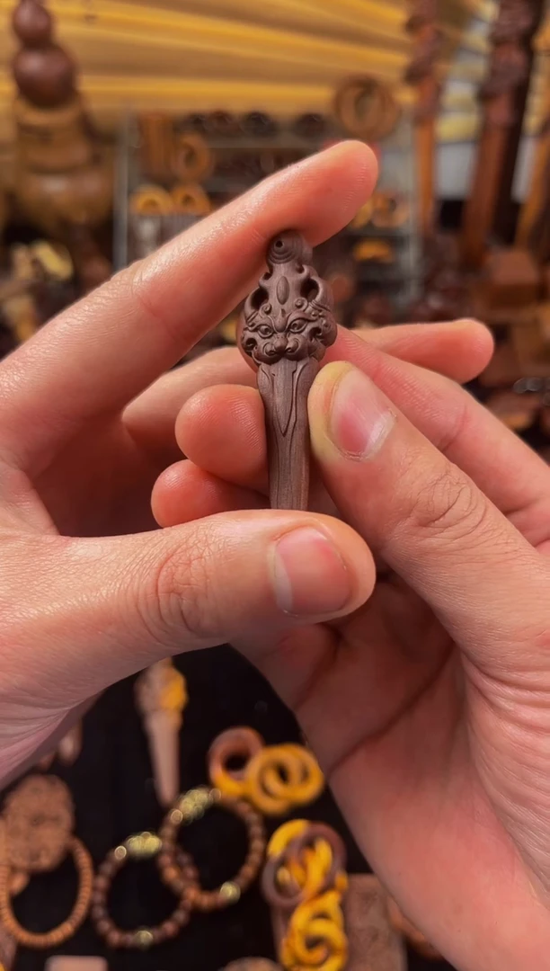 【闪购商品】枣木枣木小狮咬剑吊坠包邮