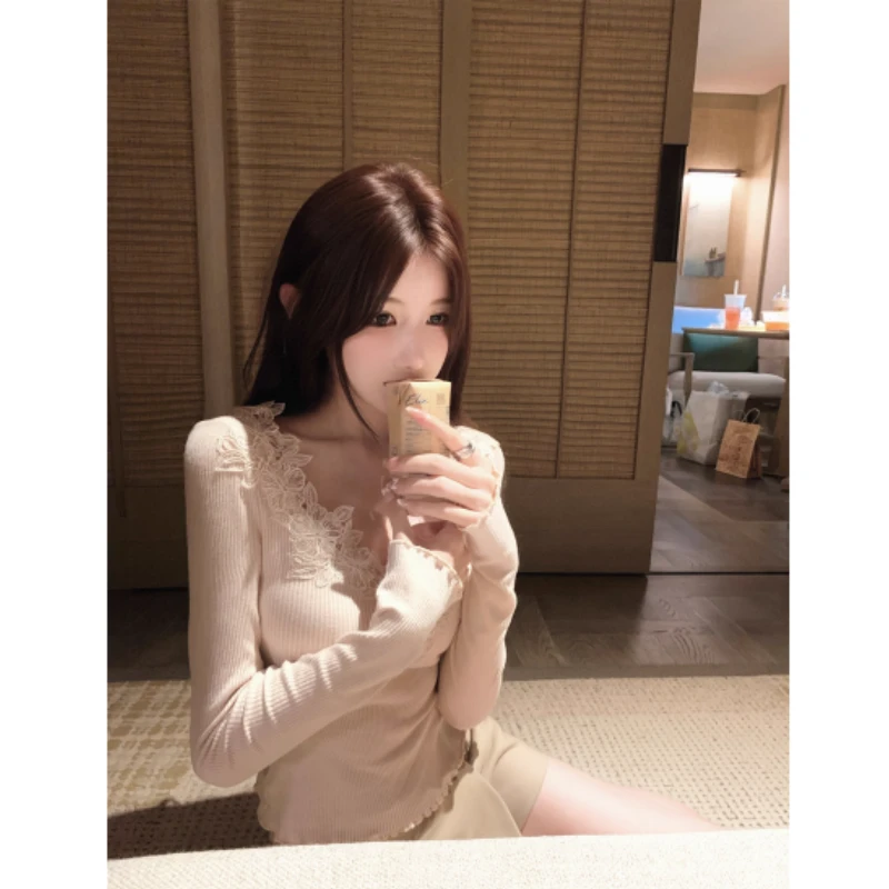 蕾丝花边V领针织衫T恤女秋冬2025新款气质修身纯欲内搭打底衫上衣