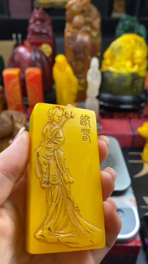 寿山石印石鸡油黄十二金钗迎春