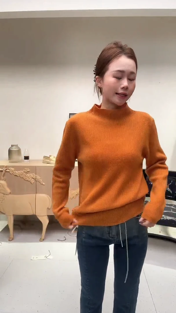 南瓜色圆领不规则上衣