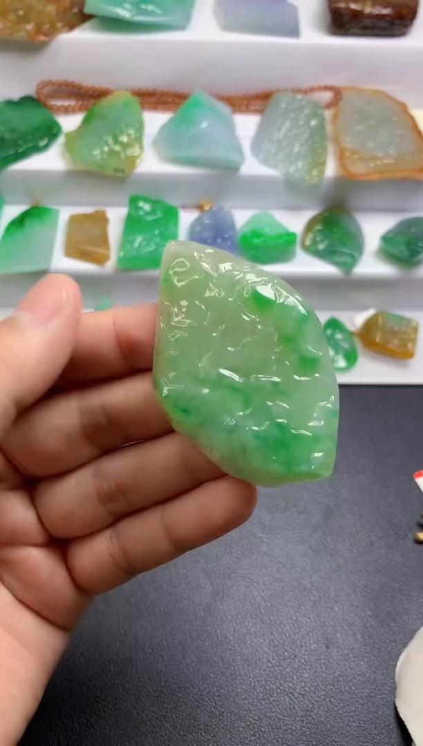 颈饰未镶嵌翡翠