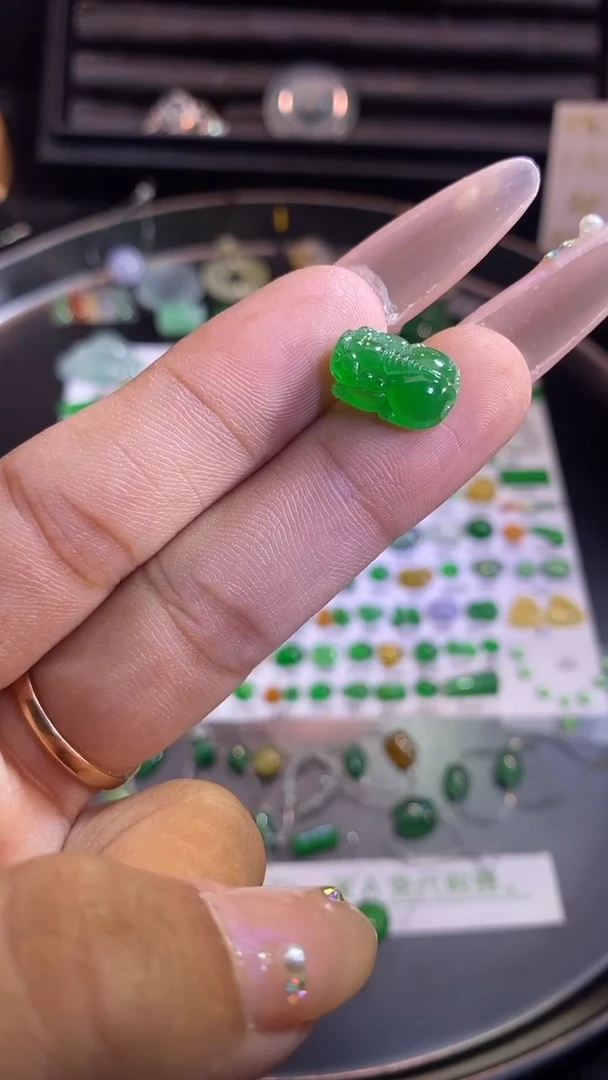 翡翠挂件未镶嵌貔貅